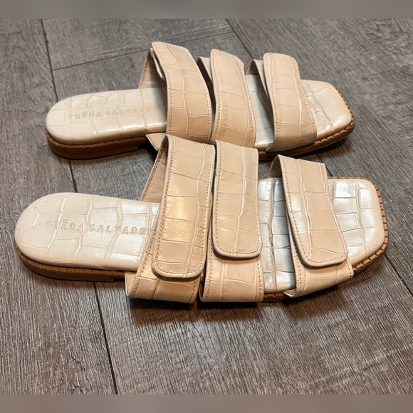 Freda Salvador Embossed Leather Alita Padded Strap Cream Slide Sandals $365 7.5 - Picture 1 of 5